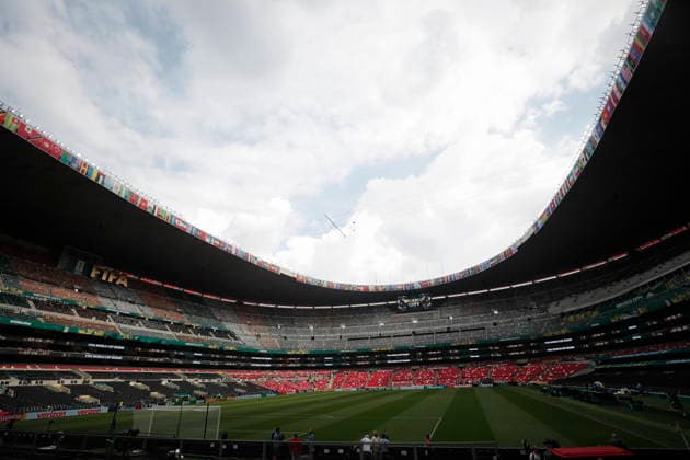 Fußball, FIFA WM 2026, Eindrücke vom Aztekenstadion am Vortag des Eröffnungssspiels in Mexiko-Stadt South Africa team conducts pitch inspection ahead of World Cup opening match South African players during a pitch inspection at the Mexico City Stadium, also known as the Estadio Azteca, in Mexico City, Mexico, 09 June 2026. The South African team inspected the pitch one day before the 2026 World Cup opening match against host country Mexico. Mexico City Mexico  Copyright: xISAACxESQUIVELx