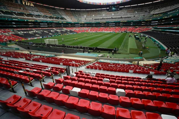 Fußball, FIFA WM 2026, Nationalteam Südafrika, Platzbegehung im Aztekenstadion South Africa team conducts pitch inspection ahead of World Cup opening match South African players during a pitch inspection at the Mexico City Stadium, also known as the Estadio Azteca, in Mexico City, Mexico, 09 June 2026. The South African team inspected the pitch one day before the 2026 World Cup opening match against host country Mexico. Mexico City Mexico  Copyright: xISAACxESQUIVELx