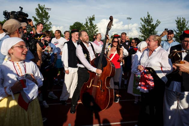 Croatia Training And press conference, PK, Pressekonferenz - FIFA World Cup, WM, Weltmeisterschaft, Fussball 2026 Fans sing during the training session of Croatia National Football Team at training centre at Episcopal High School on June 10, 2026 in Alexandria, Virginia.  IgorxKralj PIXSELL
