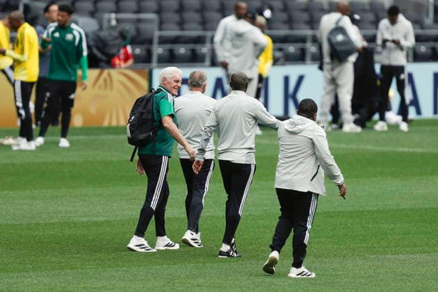 Fußball, FIFA WM 2026, Nationalteam Südafrika, Platzbegehung im Aztekenstadion South Africa team conducts pitch inspection ahead of World Cup opening match South Africa head coach Hugo Broos (3 L) and coaching staff during a pitch inspection at the Estadio Azteca in Mexico City, Mexico, 09 June 2026. The South African team inspected the pitch one day before the 2026 World Cup opening match against host country Mexico. Mexico City Mexico  Copyright: xISAACxESQUIVELx