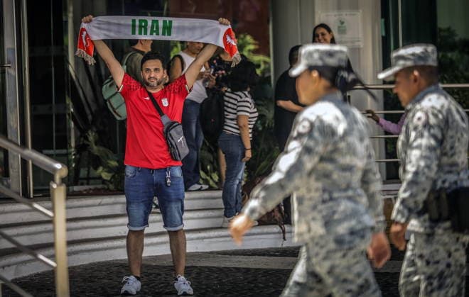 Fußball, FIFA WM 2026, Nationalteam Iran, Fans vor Mannschaftshotel in Tijuana FIFA World Cup, WM, Weltmeisterschaft, Fussball 2026 - Iran fans gather in Tijuana A fan holds an Iranian scarf in Tijuana, Mexico 10 June 2026. Iran will face New Zealand in a FIFA World Cup 2026 group-stage match in Los Angeles on 15 June and is based in Tijuana amid US visa restrictions affecting members of its delegation. TIJUANA Mexico  Copyright: xJOEBETHxTERRIQUEZx