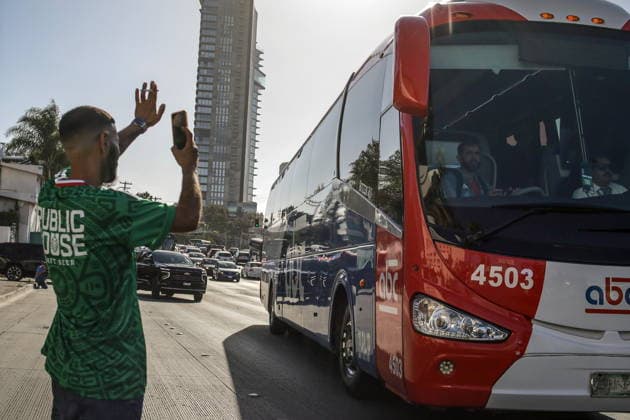 Fußball, FIFA WM 2026, Nationalteam Iran, Fans vor Mannschaftshotel in Tijuana FIFA World Cup, WM, Weltmeisterschaft, Fussball 2026 - Iran fans gather in Tijuana A person greets the Iranian players aboard a bus in Tijuana, Mexico 10 June 2026. Iran will face New Zealand in a FIFA World Cup 2026 group-stage match in Los Angeles on 15 June and is based in Tijuana amid US visa restrictions affecting members of its delegation. TIJUANA Mexico  Copyright: xJOEBETHxTERRIQUEZx