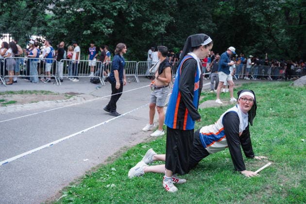 Knicks fans gather to watch the team play in Game 4 of NBA, Basketball Herren, USA Finals Fans gather at Wollman Rink in Central Park to watch Game 4 of the NBA Finals between the New York Knicks and the San Antonio Spurs in New York, New York, USA, 10 June 2026. The Knicks are playing in the NBA Finals for the first time since 1999. NEW YORK New York United States  Copyright: xOLGAxFEDOROVAx