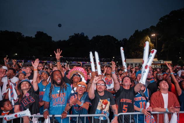 Knicks fans gather to watch the team play in Game 4 of NBA, Basketball Herren, USA Finals Knicks fans watch Game 4 of the NBA Finals between the New York Knicks and the San Antonio Spurs at Wollman Rink in Central Park in New York, New York, USA, 10 June 2026. The Knicks are playing in the NBA Finals for the first time since 1999. NEW YORK New York United States  Copyright: xOLGAxFEDOROVAx