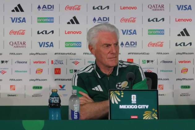 Fußball, FIFA WM 2026, Nationalteam Südafrika, Pressekonferenz June 10, 2026, Mexico City, Ciudad de Mexico, Mexico: South Africa National Football Team Head Coach Hugo Broos speaks during a press conference, PK, Pressekonferenz ahead of the 2026 FIFA World Cup, WM, Weltmeisterschaft, Fussball Group A match between Mexico and South Africa at the Azteca Stadium now known as Mexico City Stadium. on June 10, 2026 in Mexico City, Mexico. Mexico City Mexico - ZUMAe321 20260610_zsa_e321_048 Copyright: xIanxRoblesx