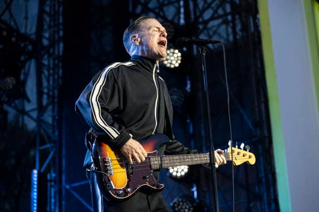 Fans gather in Toronto for FIFA World Cup, WM, Weltmeisterschaft, Fussball 2026 countdown concert Canadian singer Bryan Adams performs during the FIFA World Cup 2026 countdown concert in Toronto, Canada, 10 June 2026. The 2026 FIFA World Cup begins on 11 June 2026 with the opening match between Mexico and South Africa in Mexico City. Toronto Canada  Copyright: xEDUARDOxLIMAx