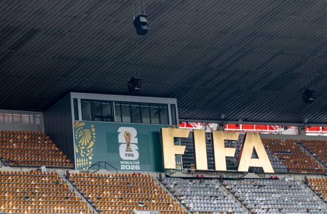 Fußball, FIFA WM 2026, Eindrücke vom Aztekenstadion am Vortag des Eröffnungssspiels in Mexiko-Stadt Fußball, Herren, Saison 2025 26, FIFA Word Cup 2026 in Mexiko, Kanada und USA, Mexiko-City ein Tag (Ortszeit) vor dem Eröffnungsspiel, im Bild: Abschlusstraining Südafrika im Aztekenstadion, Logo der FIFA auf den Rängen, 10.06. 2026, *** Soccer, men, 2025 26 season, FIFA Word Cup 2026 in Mexico, Canada and USA, Mexico City one day local time before the opening match, in the picture final training South Africa in the Azteca Stadium, FIFA logo on the stands, 10 06 2026, Copyright: xMatthiasxKochx