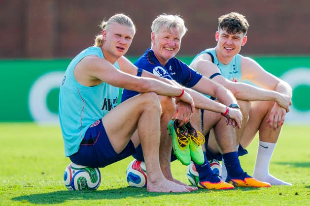 Fotball-VM 2026 Greensboro, USA 20260610. Norges Erling Braut Haaland, assistenttrener Kent Bergersen og Jorgen Strand Larsen under en trening med Norges herrelandslag i fotball pa The University of North Carolina Greensboro (UNCG). Foto: Fredrik Varfjell NTB Greensboro USA EDITORIAL USE ONLY. RESTRICTED USE FOR BETTING COMPANIES Ref:_SPO7Re8oRoICJI.jpg *** World Cup 2026 Greensboro, USA 20260610 Norways Erling Braut Haaland, assistant coach Kent Bergersen and Jorgen Strand Larsen during a training session with the Norwegian mens national soccer team at The University of North Carolina Greensboro UNCG Photo Fredrik Varfjell NTB Greensboro USA EDITORIAL USE ONLY RESTRICTED USE FOR BETTING COMPANIES  Copyright: xFredrikxVarfjellx xNTBx