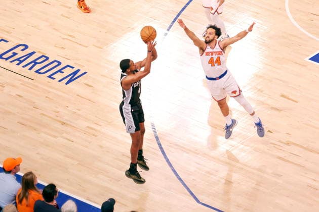 NBA, Basketball Herren, USA Finals Game 4 - San Antonio Spurs at New York Knicks epaselect San Antonio Spurs guard De Aaron Fox (L) shoots as New York Knicks guard Landry Shamet (R) defends during Game 4 of the NBA Finals, played between the San Antonio Spurs and New York Knicks at Madison Square Garden in New York, New York, USA, 10 June 2026. NEW YORK NEW YORK UNITED STATES  Copyright: xSARAHxYENESELx
