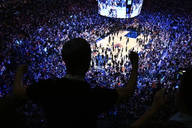 San Antonio Spurs v New York Knicks - NBA, Basketball Herren, USA Finals NEW YORK, UNITED STATES - JUNE 10: Fans of the New York Knicks celebrate after the Knicks win against the San Antonio Spurs at Madison Square Garden in New York, United States on June 10, 2026. Celal Gunes Anadolu New York United States. Editorial use only. Please get in touch for any other usage.  Copyright: x2026xAnadoluxCelalxGunesx