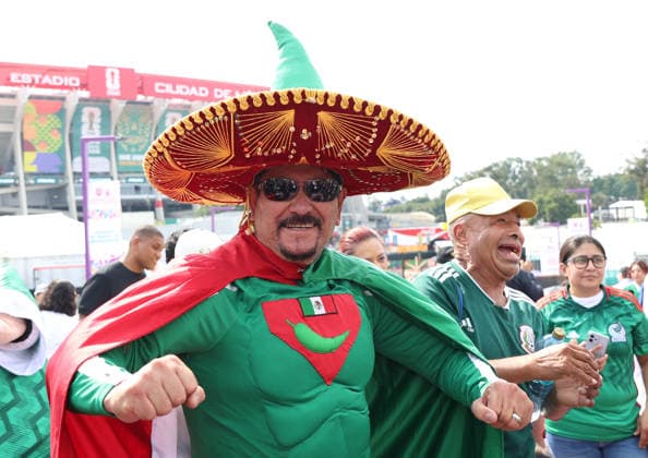 Fußball, FIFA WM 2026, Eindrücke vom Aztekenstadion am Vortag des Eröffnungssspiels in Mexiko-Stadt June 10, 2026, Mexico City, Ciudad De Mexico, Mexico: Mexican fans in front of Estadio Ciudad de Mexico, formerly known as Azteca, before opening ceremony of FIFA World Cup, WM, Weltmeisterschaft, Fussball 2026, Mexico City, Mexico. FIFA World Cup 2026 - Fans In Mexico City  - ZUMAc278 20260610_zsp_c278_006 Copyright: xMarcinxCholewinskix