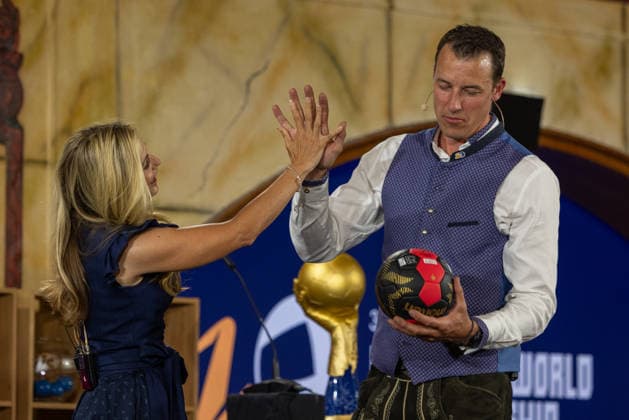 Andrea Kaiser and Dominik Klein comparing hand sizes Handball World Cup 2027 Draw , Handball, World Cup, Draw, 2027, 10.06.2026, Hofbraeuhaus Munich Hofbraeuhaus Munich Germany Copyright: xFootxBowl BjörnxKeckerx