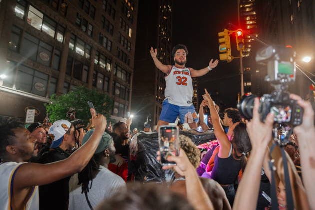Knicks fans gather to watch the team play in Game 4 of NBA, Basketball Herren, USA Finals Knicks fans celebrate after the New York Knicks win against the San Antonio Spurs in ame 4 of the NBA Finals, in New York, New York, USA, 10 June 2026. The New York Knicks are playing in the NBA Finals for the first time since 1999. NEW YORK New York United States  Copyright: xOLGAxFEDOROVAx