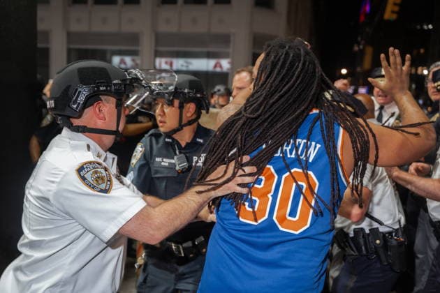 Knicks fans gather to watch the team play in Game 4 of NBA, Basketball Herren, USA Finals New York Police Department (NYPD) officers arrest a Knicks fan during celebrations after the New York Knicks win against the San Antonio Spurs in ame 4 of the NBA Finals, in New York, New York, USA, 10 June 2026. The New York Knicks are playing in the NBA Finals for the first time since 1999. NEW YORK New York United States  Copyright: xOLGAxFEDOROVAx
