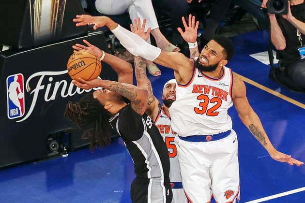 NBA, Basketball Herren, USA Finals Game 4 - San Antonio Spurs vs New York Knicks epaselect New York Knicks center-forward Karl-Anthony Towns (R) in action during Game 4 of the NBA Finals, played between the San Antonio Spurs and New York Knicks at Madison Square Garden in New York, New York, USA, 10 June 2026. NEW YORK NEW YORK UNITED STATES  Copyright: xSARAHxYENESELx