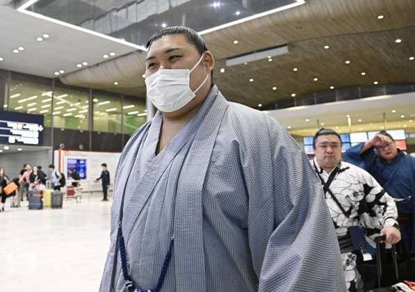 Sumo: Paris exhibition Sumo grand champion Onosato arrives at Charles de Gaulle airport near Paris on June 10, 2026, for a June 13-14 exhibition tournament in the French capital.  A14AA0005618235P