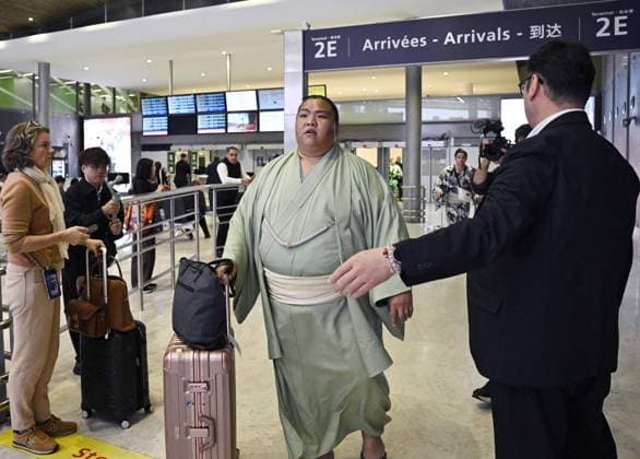 Sumo: Paris exhibition Sumo wrestler Mitakeumi arrives at Charles de Gaulle airport near Paris on June 10, 2026, for a June 13-14 exhibition tournament in the French capital.  A14AA0005618242P