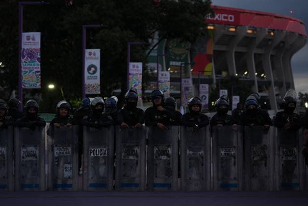 World Cup fans gather near Mexico City Stadium amid protests ahead of opening match MEXICO CITY, MEXICO – JUNE 10: Police officers stand guard as football fans from various countries gather near Mexico City Stadium ahead of the opening ceremony of the 2026 FIFA World Cup, WM, Weltmeisterschaft, Fussball in Mexico City, Mexico, on June 10, 2026. As supporters continue to arrive in the Mexican capital for the tournament festivities, access to the stadium in the Tlalpan district has been affected by ongoing protests in surrounding areas. Mexican authorities are expected to negotiate with demonstrators in an effort to ease disruptions ahead of the tournament s opening match between Mexico and South Africa on June 11, 2026. Juancho Torres Anadolu Mexico City Mexico. Editorial use only. Please get in touch for any other usage.  Copyright: x2026xAnadoluxJuanchoxTorresx