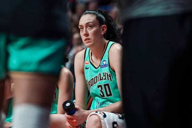 June 8, 2026, Uncasville, Connecticut, USA: New York Liberty forward Breanna Stewart (30) on the bench during the game against the Connecticut Sun at Mohegan Sun Arena. Uncasville USA - ZUMAw109 20260608_fap_w109_023 Copyright: xDebbyxWongx