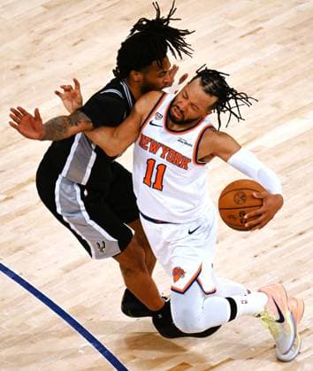 (260611) -- NEW YORK, June 11, 2026 -- Jalen Brunson (R) of New York Knicks breaks through during the final game 4 between New York Knicks and San Antonio Spurs at the 2025-2026 NBA, Basketball Herren, USA basketball game in San Antonio, the United States, June 10, 2026. ) (SP)U.S.-NEW YORK-BASKETBALL-NBA-FINALS-KNICKS VS SPURS WuxXiaoling 