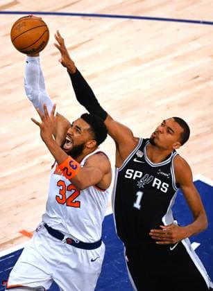 (260611) -- NEW YORK, June 11, 2026 -- Victor Wembanyama (R) of San Antonio Spurs defends Karl-Anthony Towns of New York Knicks during the final game 4 between New York Knicks and San Antonio Spurs at the 2025-2026 NBA, Basketball Herren, USA basketball game in San Antonio, the United States, June 10, 2026. ) (SP)U.S.-NEW YORK-BASKETBALL-NBA-FINALS-KNICKS VS SPURS WuxXiaoling 