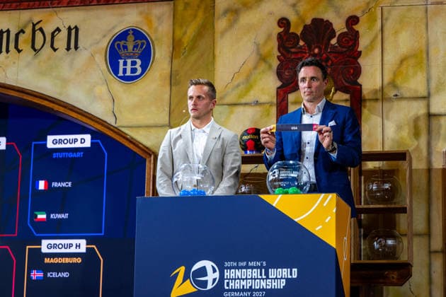 FINAL DRAW IHF MensÂ s Handball World Championship, WM, Weltmeisterschaft Germany 2027; 10.06.2026 Im Hofbräuhaus in München findet heute die finale Gruppenauslosung für die Handball WM 2027 statt - im Bild Losfee Dominik KAHUN, Pascal JENNY mit dem Los USA