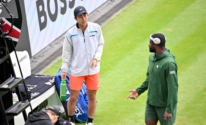 Frances Tiafoe (USA) im Gespraech Diskussion mit Rinky Hijikata (AUS) entscheiden auf Regenpause Tennis Herren BOSS Open ATP, Tennis Herren 250 Stuttgart 2026 Weissenhof BOSS Open ATP 250 Stuttgart 2026