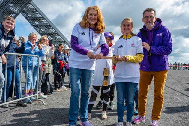In Ensdorf startet am Donnerstag (11.6.2026) der FAckellauf der Special Olympics Nationalen Spiele für den LAndkreis Saarlouis. Der Fallschirmspringer Nils Kammer brachte die Flamme in einer Grubenlampe zur Bergehalde und überreichte sie an Landrat Patrik Lauer und Athlet Sascha Wollmer. Danach wurde die Flamme weitergereicht.