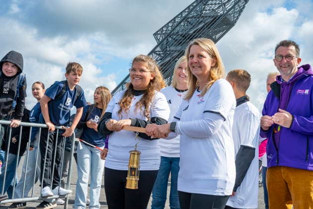 In Ensdorf startet am Donnerstag (11.6.2026) der FAckellauf der Special Olympics Nationalen Spiele für den LAndkreis Saarlouis. Der Fallschirmspringer Nils Kammer brachte die Flamme in einer Grubenlampe zur Bergehalde und überreichte sie an Landrat Patrik Lauer und Athlet Sascha Wollmer. Danach wurde die Flamme weitergereicht.