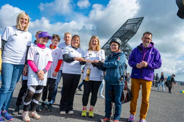 In Ensdorf startet am Donnerstag (11.6.2026) der FAckellauf der Special Olympics Nationalen Spiele für den LAndkreis Saarlouis. Der Fallschirmspringer Nils Kammer brachte die Flamme in einer Grubenlampe zur Bergehalde und überreichte sie an Landrat Patrik Lauer und Athlet Sascha Wollmer. Danach wurde die Flamme weitergereicht.