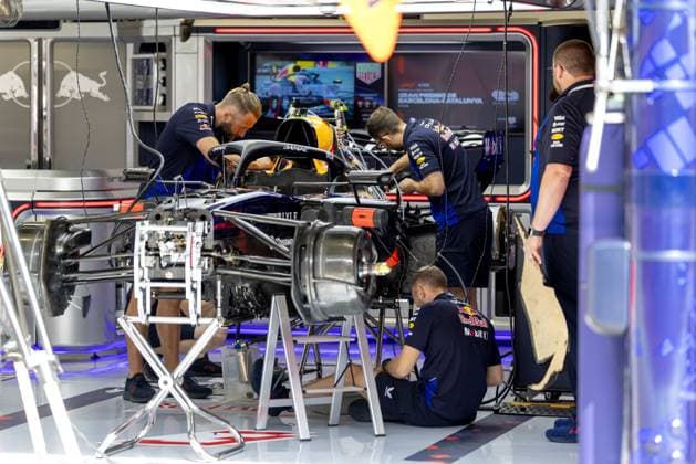 BARCELONA - Red Bull Racing mechanics at work on Max Verstappen s car at the Circuit de Barcelona-Catalunya during the media day leading up to the Barcelona Grand Prix. SANDER KONING ANP xVIxANPxSportx xxANPxIVx 560729034 originalFilename: 560729034.jpg
