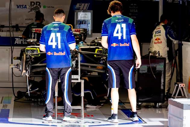 BARCELONA - Mechanics wearing special shirts from Formula 1 driver Arvid Lindblad or Visa Cash App Racing Bulls Formula One Team during the Formula 1 Spain Catalonia at the Circuit de Barcelona-Catalunya on June 11, 2026 in Barcelona, Spain. (Photo by DeFodi Images) -