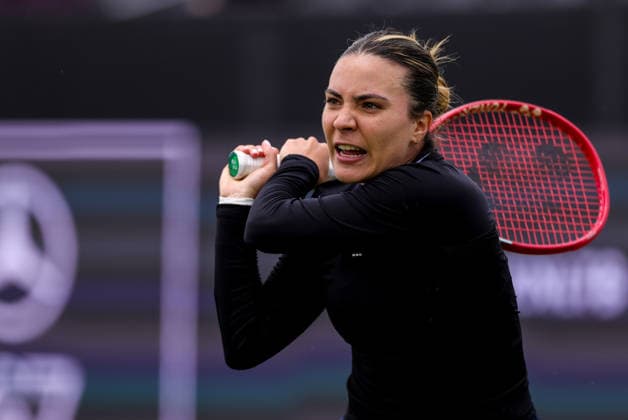 ROSMALEN, NETHERLANDS - JUNE 11: Elena-Gabriela Ruse of Romania plays a backhand in her Women s Singles Second Round match against Elise Mertens of Belgium during Day 4 of the Libema Open Grass Court Championships at the Autotron on June 11, 2026 in Rosmalen, Netherlands.  Copyright: xRenexNijhuis MBxMediax