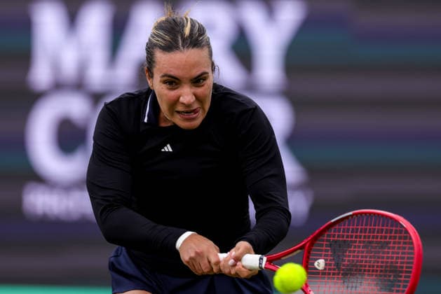 ROSMALEN, NETHERLANDS - JUNE 11: Elena-Gabriela Ruse of Romania plays a backhand in her Women s Singles Second Round match against Elise Mertens of Belgium during Day 4 of the Libema Open Grass Court Championships at the Autotron on June 11, 2026 in Rosmalen, Netherlands.  Copyright: xRenexNijhuis MBxMediax
