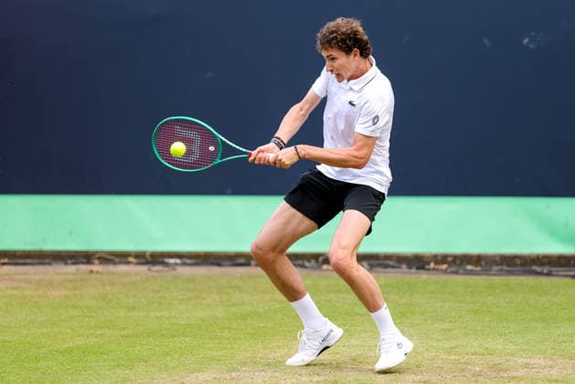 ROSMALEN, NETHERLANDS - JUNE 11: Ugo Humbert of France plays a backhand in his Men s Singles Second Round match against Benjamin Bonzi of France during Day 4 of the Libema Open Grass Court Championships at the Autotron on June 11, 2026 in Rosmalen, Netherlands.  Copyright: xRenexNijhuis MBxMediax