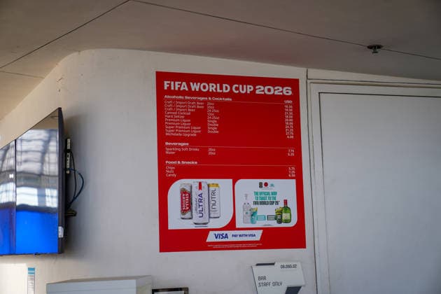 USA, Inglewood (Los Angeles County, Kalifornien), Nordamerika: Fussball FIFA World Cup, WM, Weltmeisterschaft, Fussball 2026, SoFi Stadium, Stadiongastronomie, Getränkepreise, hohe Getränkepreise, teure Getränkepreise, Bierpreise, Alkoholpreise, Premium Beer, Craft Beer, Softdrinks, Wasser, Verpflegung, Catering, Speisekarte, Getränkekarte, Inflation, Konsum, Kaufkraft, Hospitality, Stadionbetrieb, FIFA Branding, Großveranstaltung, Fußball-Weltmeisterschaft, Besucher, Fans, Eventmanagement, Verkaufsstand, Digital Signage, Symbolfoto. *** USA, Inglewood Los Angeles County, California , North America Football FIFA World Cup 2026, SoFi Stadium, stadium gastronomy, drink prices, high drink prices, expensive drink prices, beer prices, alcohol prices, premium beer, craft beer, soft drinks, water, food, catering, menu, drinks menu, inflation, consumption, purchasing power, hospitality, stadium operations, FIFA branding, major event, soccer World Cup, visitors, fans, event management, sales stand, digital signage, symbol photo Copyright: xJOERANxSTEINSIEKx