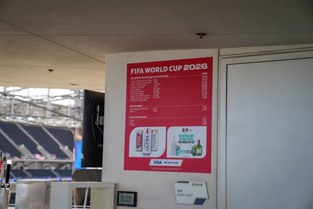 USA, Inglewood (Los Angeles County, Kalifornien), Nordamerika: Fussball FIFA World Cup, WM, Weltmeisterschaft, Fussball 2026, SoFi Stadium, Stadiongastronomie, Getränkepreise, hohe Getränkepreise, teure Getränkepreise, Bierpreise, Alkoholpreise, Premium Beer, Craft Beer, Softdrinks, Wasser, Verpflegung, Catering, Speisekarte, Getränkekarte, Inflation, Konsum, Kaufkraft, Hospitality, Stadionbetrieb, FIFA Branding, Großveranstaltung, Fußball-Weltmeisterschaft, Besucher, Fans, Eventmanagement, Verkaufsstand, Digital Signage, Symbolfoto. *** USA, Inglewood Los Angeles County, California , North America Football FIFA World Cup 2026, SoFi Stadium, stadium gastronomy, drink prices, high drink prices, expensive drink prices, beer prices, alcohol prices, premium beer, craft beer, soft drinks, water, food, catering, menu, drinks menu, inflation, consumption, purchasing power, hospitality, stadium operations, FIFA branding, major event, soccer World Cup, visitors, fans, event management, sales stand, digital signage, symbol photo Copyright: xJOERANxSTEINSIEKx