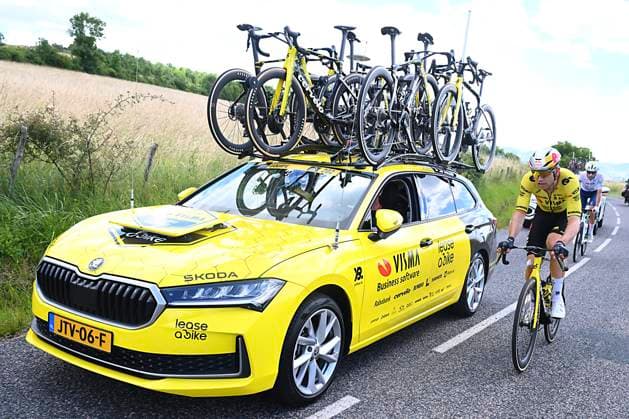 Tour Auvergne - Rhone-Alpes 2026 Stage 5 PARC DES OISEAUX - VILLARS-LES-DOMBES, FRANCE - JUNE 11 : Van Aert Wout (BEL) of Team Visma Lease a Bike at the team car during stage 5 of the 78th edition of Tour Auvergne - Rhone-Alpes an UCI World Tour 2.UWT cycling road race stage for Men Elite of 195.8 km with start in Saint-Chamond and finish in Parc des Oiseaux - Villars-les-Dombes on June 11, 2026 in Parc des Oiseaux - Villars-les-Dombes, France, 11 06 2026 ( Motordriver Guy De Vuyst - Parc des Oiseaux - Villars-les-Dombes France  Copyright: xVincentxKalutx