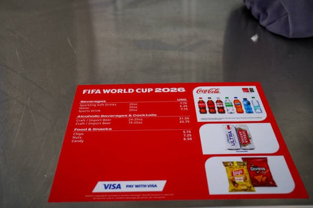USA, Inglewood (Los Angeles County, Kalifornien), Nordamerika: Fussball FIFA World Cup, WM, Weltmeisterschaft, Fussball 2026, SoFi Stadium, Stadiongastronomie, Getränkepreise, hohe Getränkepreise, teure Getränkepreise, Bierpreise, Alkoholpreise, Premium Beer, Craft Beer, Softdrinks, Wasser, Verpflegung, Catering, Speisekarte, Getränkekarte, Inflation, Konsum, Kaufkraft, Hospitality, Stadionbetrieb, FIFA Branding, Großveranstaltung, Fußball-Weltmeisterschaft, Besucher, Fans, Eventmanagement, Verkaufsstand, Digital Signage, Symbolfoto. *** USA, Inglewood Los Angeles County, California , North America Football FIFA World Cup 2026, SoFi Stadium, stadium gastronomy, drink prices, high drink prices, expensive drink prices, beer prices, alcohol prices, premium beer, craft beer, soft drinks, water, food, catering, menu, drinks menu, inflation, consumption, purchasing power, hospitality, stadium operations, FIFA branding, major event, soccer World Cup, visitors, fans, event management, sales stand, digital signage, symbol photo Copyright: xJOERANxSTEINSIEKx