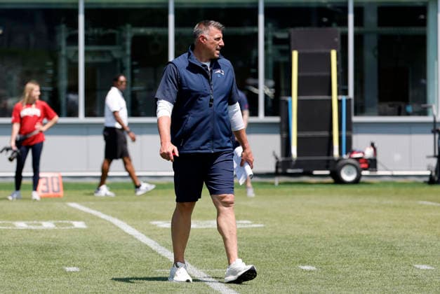 FOXBOROUGH, MA - JUNE 10: Mike Vrabel, head coach, of the New England Patriots during New England Patriots Minicamp on June 10, 2026, at Gillette Stadium in Foxborough, Massachusetts. (Photo by Fred Kfoury III Icon Sportswire) NFL, American Football Herren, USA JUN 10 New England Patriots OTA EDITORIAL USE ONLY Icon482260610126