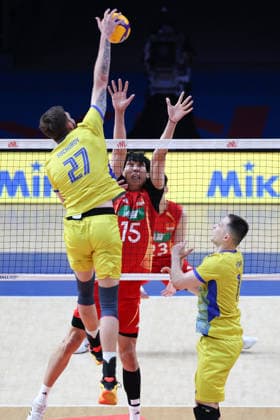 (260611) -- LINYI, June 11, 2026 -- Vladyslav Shchurov (L) of Ukraine spikes during the men s pool 3 match between China and Ukraine at the 2026 Volleyball Nations League (VNL) in Linyi, east China s Shandong Province, June 11, 2026. ) (SP)CHINA-LINYI-VOLLEYBALL NATIONS LEAGUE-CHN VS UKR(CN) ZhuxZheng 