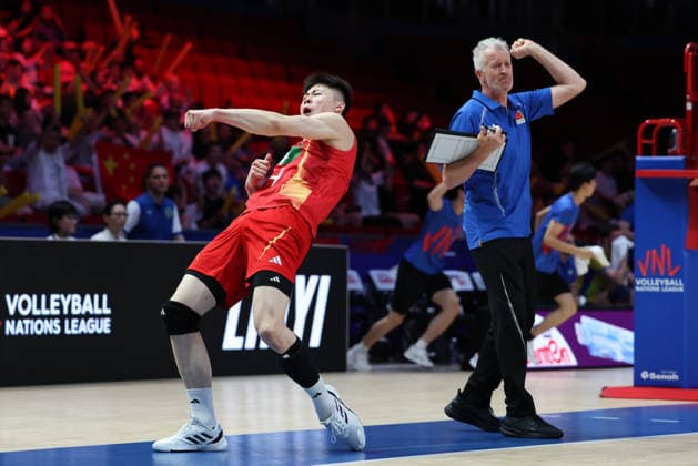 (260611) -- LINYI, June 11, 2026 -- Head coach of China Vital Heynen (R) and player Li Lei celebrate a score during the men s pool 3 match between China and Ukraine at the 2026 Volleyball Nations League (VNL) in Linyi, east China s Shandong Province, June 11, 2026. ) (SP)CHINA-LINYI-VOLLEYBALL NATIONS LEAGUE-CHN VS UKR(CN) ZhuxZheng 