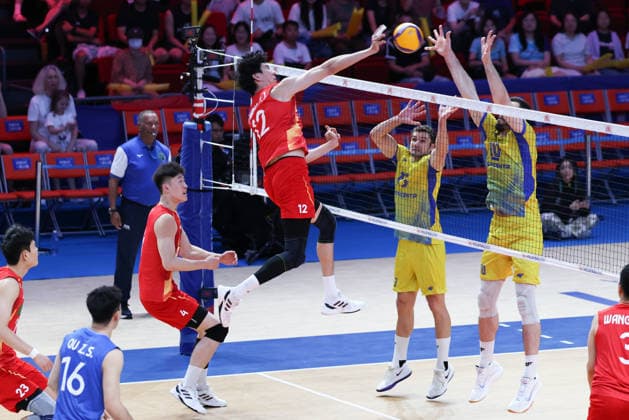 (260611) -- LINYI, June 11, 2026 -- Zhang Zhejia (top) of China spikes during the men s pool 3 match between China and Ukraine at the 2026 Volleyball Nations League (VNL) in Linyi, east China s Shandong Province, June 11, 2026. ) (SP)CHINA-LINYI-VOLLEYBALL NATIONS LEAGUE-CHN VS UKR(CN) ZhuxZheng 