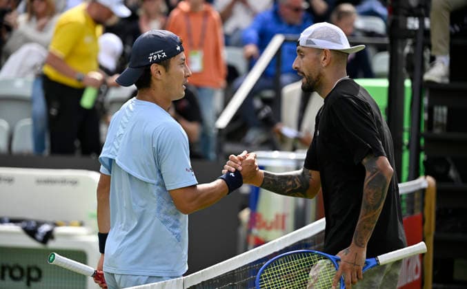 nach Spielende: Nick Kyrgios (AUS) gratulerit Sho Shimabukuro (JPN) zum Matchgewinn Tennis Herren BOSS Open ATP, Tennis Herren 250 Stuttgart 2026 Weissenhof BOSS Open ATP 250 Stuttgart 2026