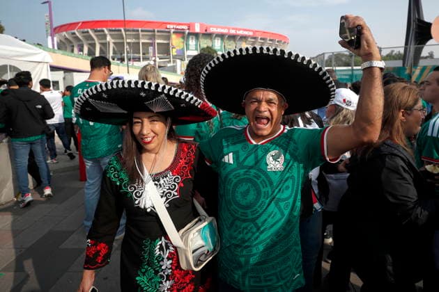 FIFA World Cup, WM, Weltmeisterschaft, Fussball 2026 - Group A - Mexico vs South Africa Fans of Mexico pose for photgraphs outside the Mexico City Stadium, Mexico, 11 June 2026, prior to the FIFA World Cup 2026 opening match Mexico against South Africa. MEXICO CITY Mexico  Copyright: xIsaacxEsquivelx