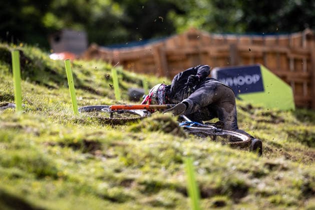 Whoop UCI Mountainbike World Series Leogang Downhill Crash THURLOW Luca at Whoop UCI Mountainbike World Series Leogang Downhill, 11.06.2026,in Leogang,AUT Foto: Sebastian Sternemann