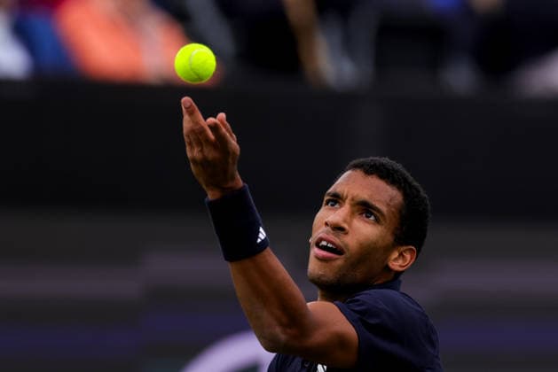 ROSMALEN, NETHERLANDS - JUNE 11: Felix Auger-Aliassime of Canada serves in his Men s Singles Second Round match against Marton Fucsovics of Hungary during Day 4 of the Libema Open Grass Court Championships at the Autotron on June 11, 2026 in Rosmalen, Netherlands.  Copyright: xRenexNijhuis MBxMediax