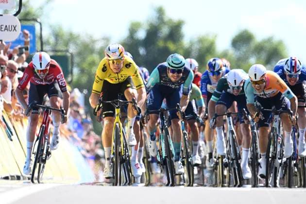 Tour Auvergne - Rhone-Alpes 2026 Stage 5 PARC DES OISEAUX - VILLARS-LES-DOMBES, FRANCE - JUNE 11 : Van Aert Wout (BEL) of Team Visma Lease a Bike wins the sprint, second place for Hofstetter Hugo (FRA) of NSN Cycling Team, third place for Bauhaus Phil (GER) of Bahrain - Victorious, fourth place for Braet Vito (BEL) of Lotto Intermarche during stage 5 of the 78th edition of Tour Auvergne - Rhone-Alpes an UCI World Tour 2.UWT cycling road race stage for Men Elite of 195.8 km with start in Saint-Chamond and finish in Parc des Oiseaux - Villars-les-Dombes on June 11, 2026 in Parc des Oiseaux - Villars-les-Dombes, France, 11 06 2026 ( Motordriver Guy De Vuyst - Parc des Oiseaux - Villars-les-Dombes France  Copyright: xVincentxKalutx