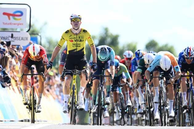 Tour Auvergne - Rhone-Alpes 2026 Stage 5 PARC DES OISEAUX - VILLARS-LES-DOMBES, FRANCE - JUNE 11 : Van Aert Wout (BEL) of Team Visma Lease a Bike wins the sprint, second place for Hofstetter Hugo (FRA) of NSN Cycling Team, third place for Bauhaus Phil (GER) of Bahrain - Victorious, fourth place for Braet Vito (BEL) of Lotto Intermarche during stage 5 of the 78th edition of Tour Auvergne - Rhone-Alpes an UCI World Tour 2.UWT cycling road race stage for Men Elite of 195.8 km with start in Saint-Chamond and finish in Parc des Oiseaux - Villars-les-Dombes on June 11, 2026 in Parc des Oiseaux - Villars-les-Dombes, France, 11 06 2026 ( Motordriver Guy De Vuyst - Parc des Oiseaux - Villars-les-Dombes France  Copyright: xVincentxKalutx