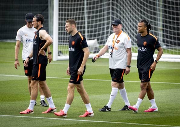 KANSAS CITY - Marten de Roon of the Netherlands, Teun Koopmeiners of the Netherlands, Netherlands coach Ronald Koeman and Nathan Ake of the Netherlands during a training session of the Dutch national team, Nationalteam at the training complex, on June 11, 2026, in Kansas City. The Dutch national team is preparing for the 2026 FIFA World Cup, WM, Weltmeisterschaft, Fussball KOEN VAN WEEL ANP xVIxANPxSportx xxANPxIVx 560749756 originalFilename: 560749756.jpg